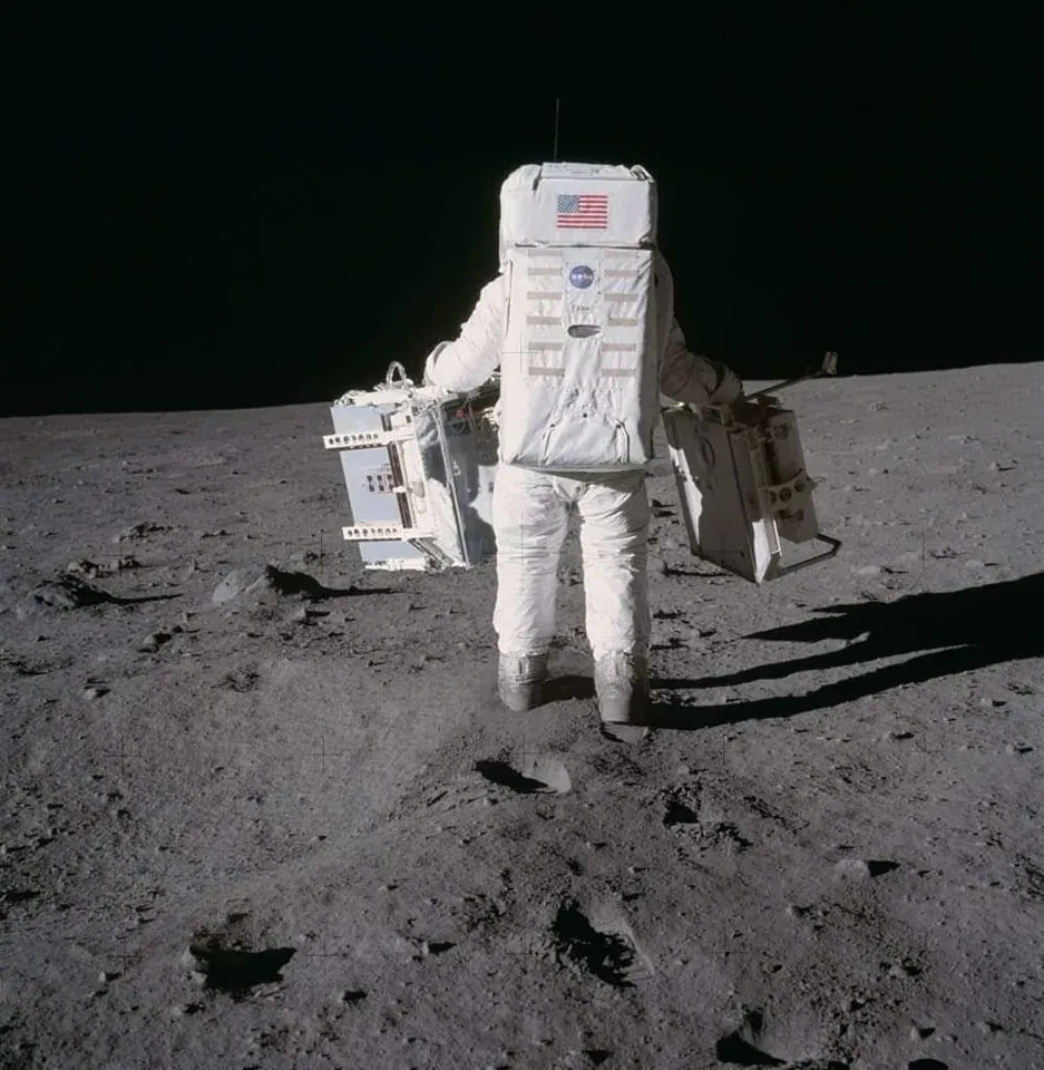 Siapa yang Mengambil Gambar Pertama di Bulan?