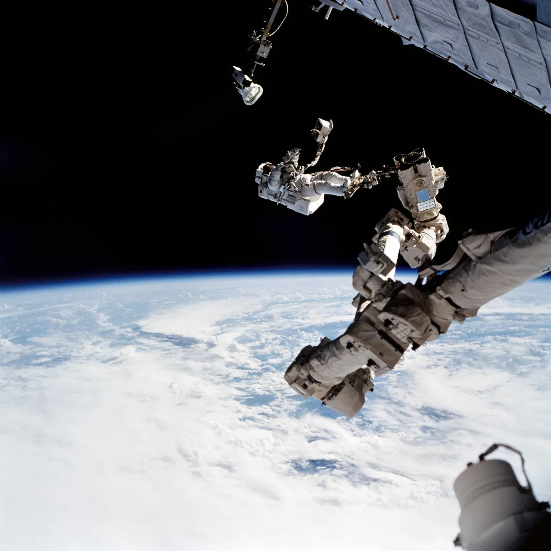 Bagaimana Angkasawan Kekal Selamat di Luar ISS yang Bergerak 28,000 km/j?