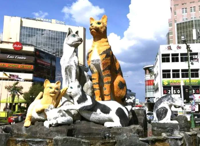 Kuching Dan Arca Kucing Berpisah Tiada