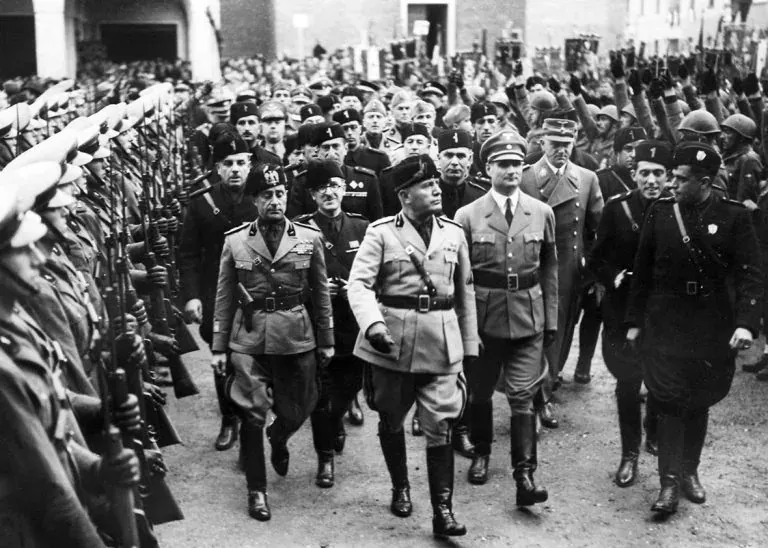 Perang Dunia Kedua – Mussolini Diguling