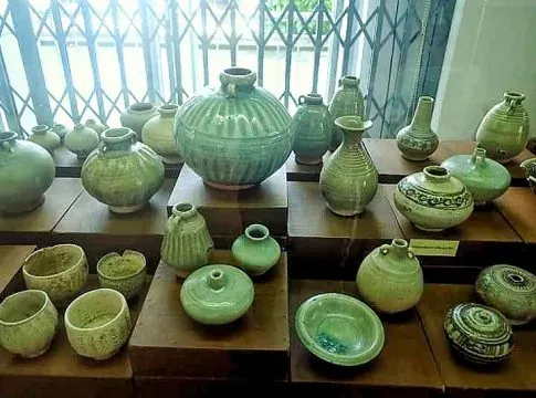 Seramik Sawankhalok: Seramik Bangsa Tai Di Lembah Bujang Dan Majapahit
