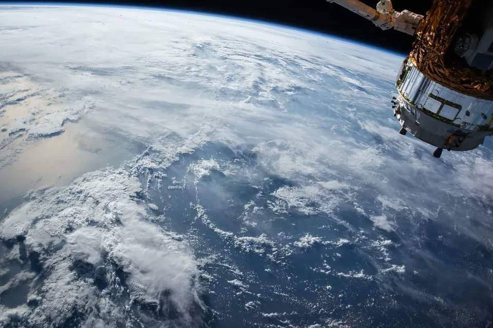 Apa Akan Jadi Pada Satelit Bila Dah Rosak Atau Tua?