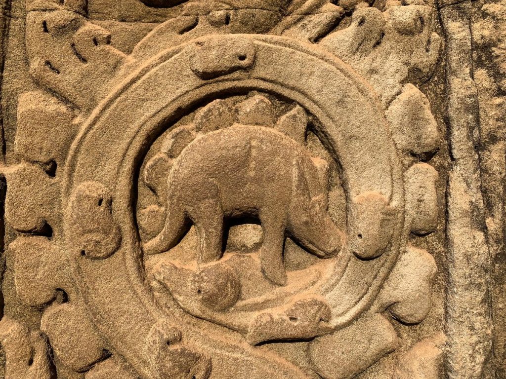 Ada Ukiran Berbentuk Dinosaur Ditemui Di Dinding Kuil Buddha Kemboja?