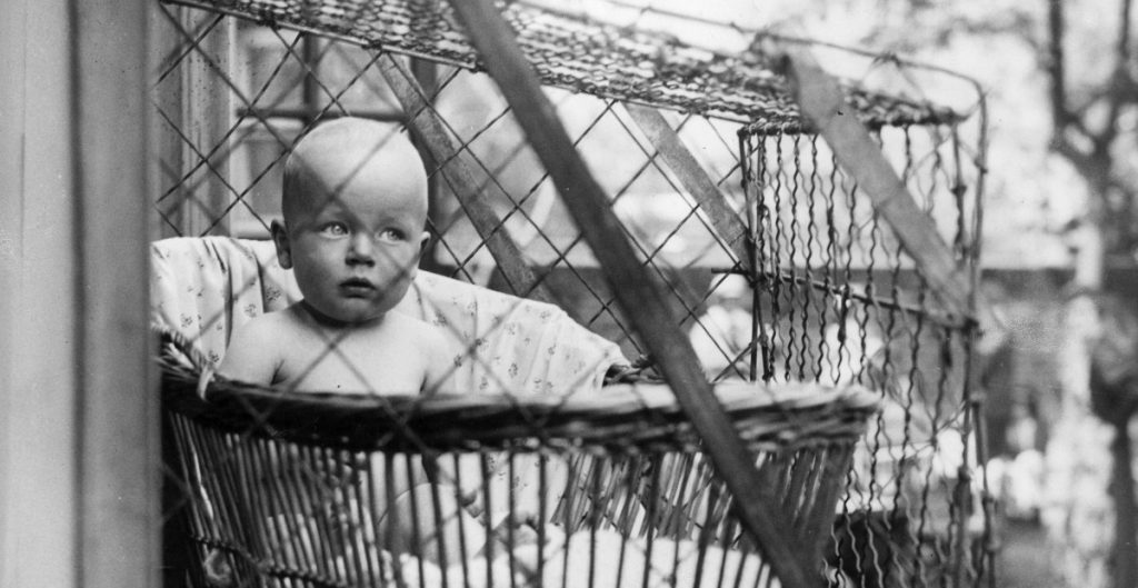 Sangkar Bayi: Inovasi Penjagaan Bayi Pada Tahun 1930-An!